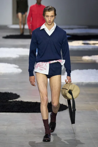 Look 16